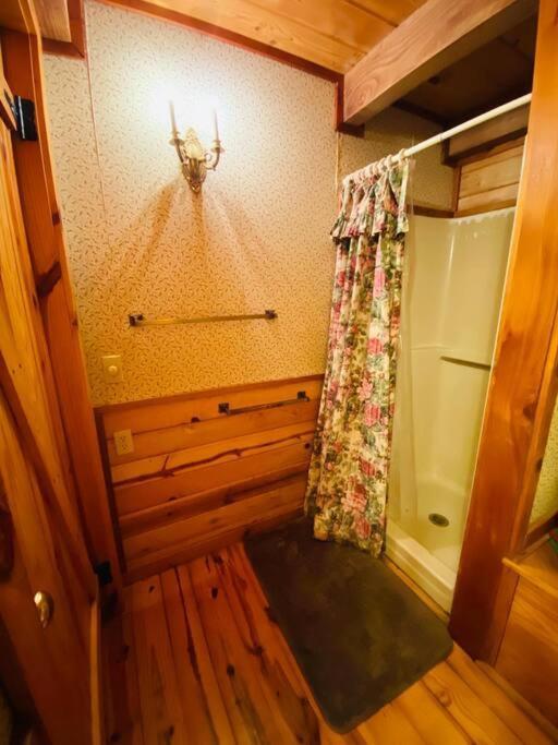 The Loft At Bear Mountain Log Cabins Eureka Springs Exterior photo